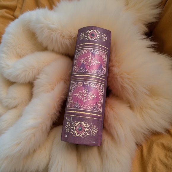 ⚜️ Punch Studio Decorative Storage Book Box,magnetic closure,soap included NIB - Picture 2 of 6